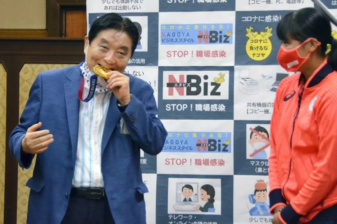 Тамирчны медалийг хазсан Нагояа хотын дарга гурван сарын цалингаасаа татгалзах санал гаргажээ