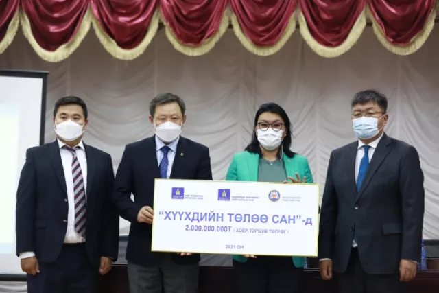 АТҮТ: “Азын” дугаарын дуудлага худалдаанаас олсон 2 тэрбум төгрөгийг Хүүхдийн төлөө санд шилжүүллээ