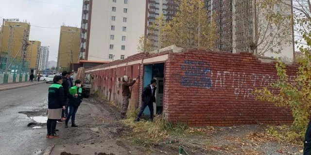 Зөвшөөрөлгүй барьсан 17 тоосгон гараашийг буулгаж, газрыг чөлөөллөө