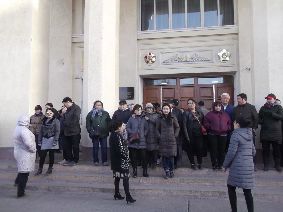АН-ын ротацийн санал хураалт Баянзүрхэд бүхэлдээ гацаж, нэг нэр дэвшигч нь нөгөөдөхөө машинаар дайрч алах шахав