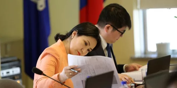 2020  он гэхэд сурагчид 2 ээлжээр хичээллэдэг болно 