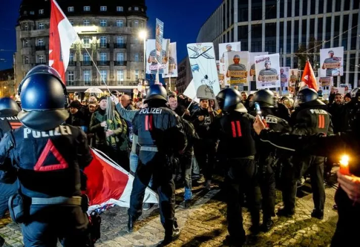 Германд хязгаарлалтыг эсэргүүцсэн жагсаал болжээ