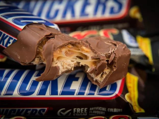 Дэлхий татгалзаад эхэлсэн “Snickers”-ийг Монголд хэн хориглох вэ