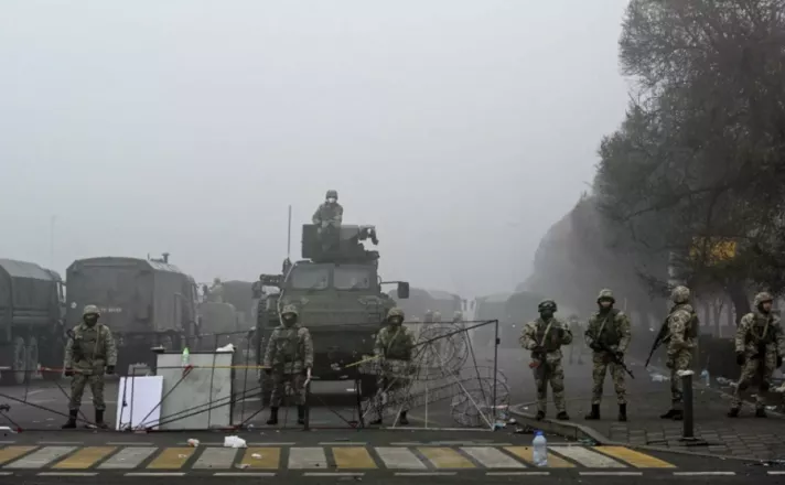 Алматы хотын төвд буудалцаан үргэлжилж байна