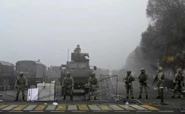 Алматы хотын төвд буудалцаан үргэлжилж байна