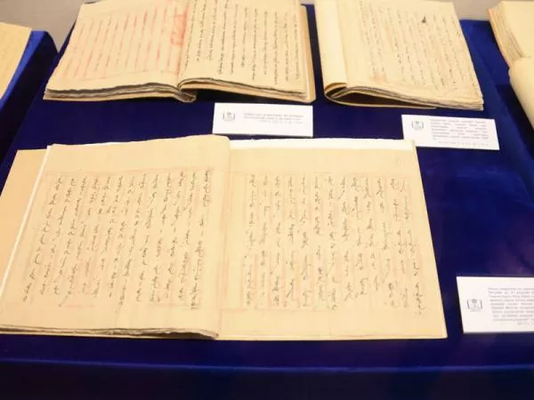 Монгол төрийн түүхэнд баталсан 4 үндсэн хуулийг нэгэн зэрэг олонд дэлгэлээ