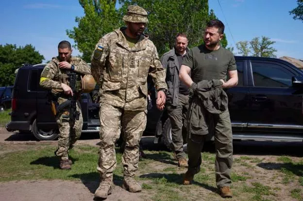 Зеленскийн фронтод очсон нь армидаа урам зориг өгч, Путинээс юугаараа ялгаатайг харууллаа