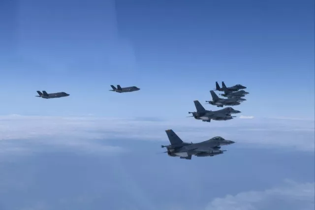 АНУ, Өмнөд Солонгосын арми сүр хүчээ мэдрүүлэх зорилгоор 20 сөнөөгч онгоцоо Умард Солонгосын хилийн ойролцоо нисгэв