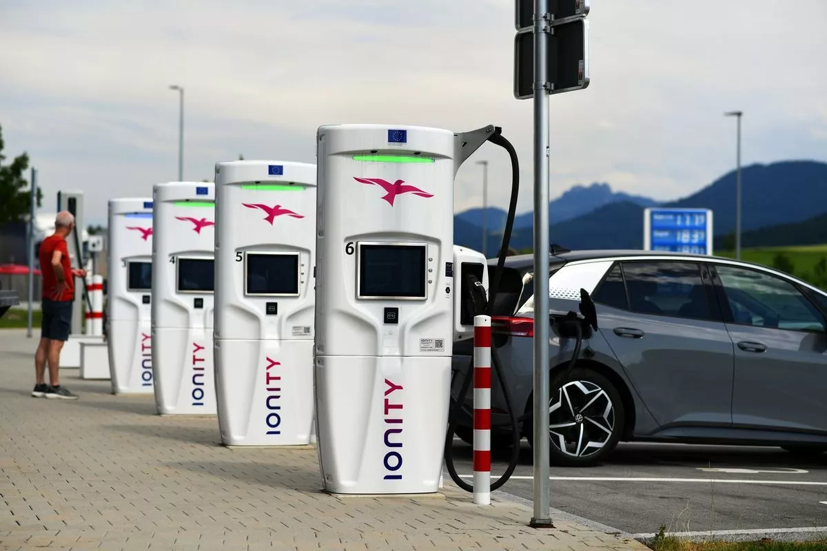 Европын Холбоо 2035 оноос эхлэн бензин, дизель хөдөлгүүртэй автомашин худалдахыг хориглоно