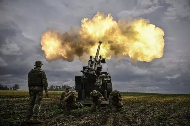 Украины арми Францаас илгээсэн их буугаар анх удаа Оросын байрлал руу гал нээжээ