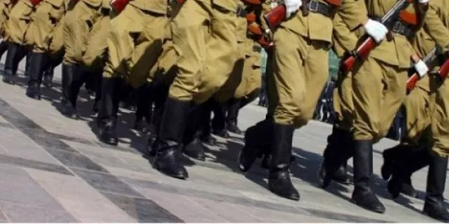 ЦЭРЭГ: Гар дээр тулж хэвтүүлээд өгзөг рүү гутлын өсгийгөөр эсвэл тугны иш шиг бүдүүн модон саваагаар цохидог