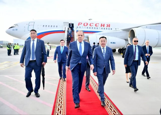 ОХУ-ын Гадаад хэргийн сайд Монгол Улсын Ерөнхийлөгч, Ерөнхий сайдад бараалхаж газрын тосны бүтээгдэхүүн, эрчим хүчний асуудлаар ярилцана