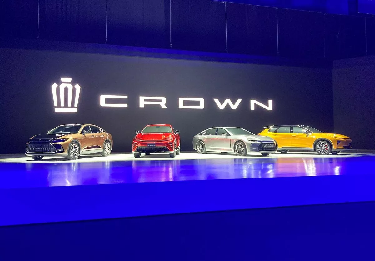Тоёота компани алдарт Crown загвараа анх удаа гадаад зах зээлд гаргахаар болжээ