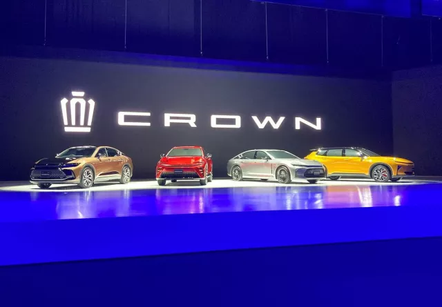 Тоёота компани алдарт Crown загвараа анх удаа гадаад зах зээлд гаргахаар болжээ