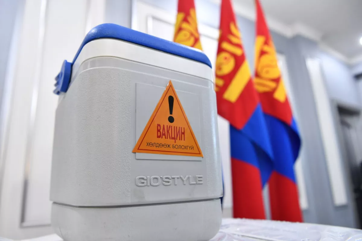 5-11 насны хүүхдээ вакцинд хамруулахаар өрхийн эмнэлэг дээр ирэхдээ эцэг эхчүүд иргэний үнэмлэх, хүүхдийн төрсний гэрчилгээг авчирна