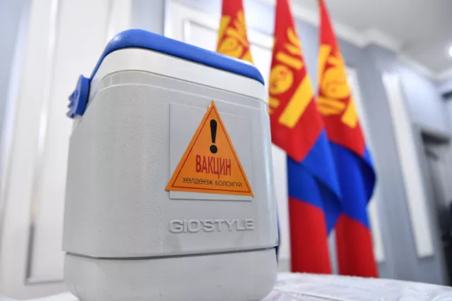 5-11 насны хүүхдээ вакцинд хамруулахаар өрхийн эмнэлэг дээр ирэхдээ эцэг эхчүүд иргэний үнэмлэх, хүүхдийн төрсний гэрчилгээг авчирна