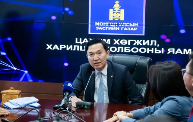 Н.Учрал: Цахим хөгжил, харилцаа холбооны салбар бодлогоо баримталж, хувийн хэвшил, мэргэжлийн холбоодоор ажлаа гүйцэтгүүлнэ