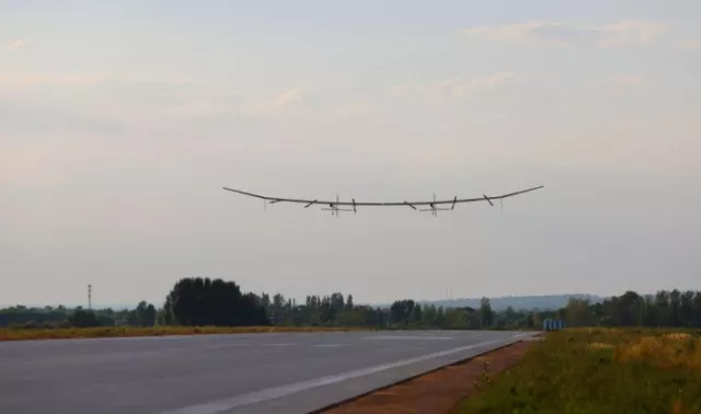 Нарны энергийг ашигладаг том оврын дрон анхны нислэгээ хийжээ