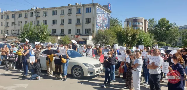 Ж.Соронзонг чөлөөлөхийг эсэргүүцсэн эцэг эхчүүд ГУРАВ дахь өдрөө жагсаж байна
