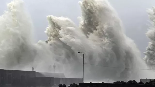Далайн хүчтэй хар салхи Японы өмнөд арлыг дайрах үеэр хоёр хүн амь үрэгдэж, 260,000 өрх цахилгаангүй болжээ