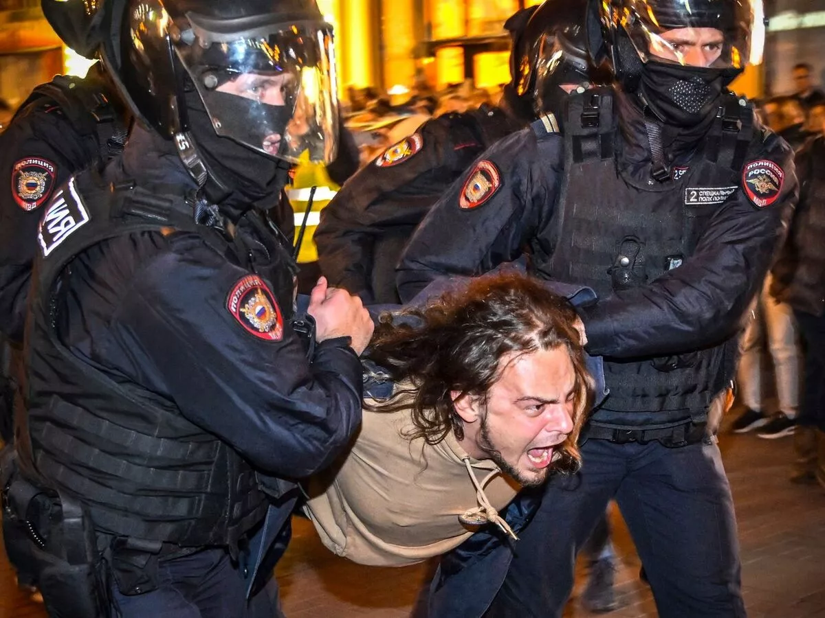 ОХУ-д цэргийн дайчилгааг эсэргүүцсэн 1,300 гаруй хүнийг баривчилжээ