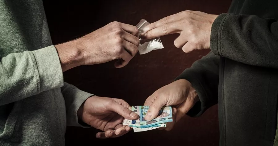 ХАР ТАМХИНЫ АЮУЛ ХААЛГА ТАТААД ОРООД ИРЛЭЭ
