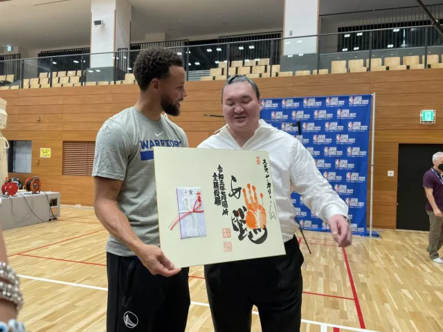 Сүмогийн их аварга NBA-гийн одод мэх заав