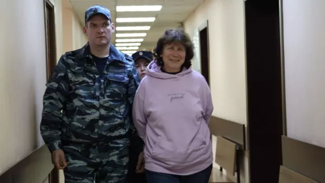 Путиний эцэг эхийн булшийг гутаан доромжилсон хэргээр 5 жил шоронд хоригдож болзошгүй болжээ