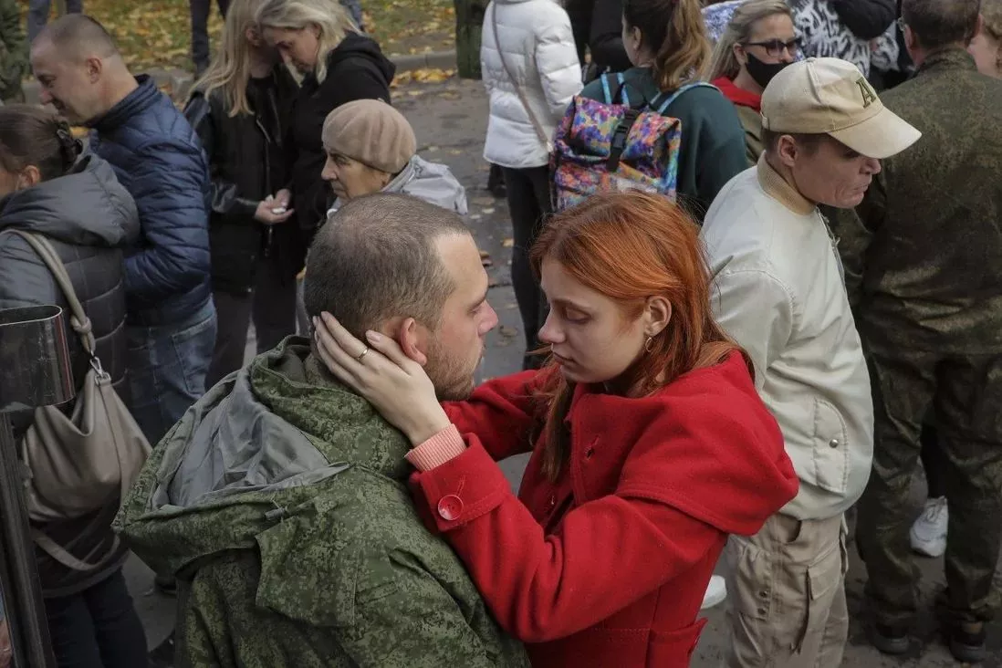 Өмнөд Солонгос цэргийн дайчилгаанаас зугтаж завиар ирсэн Оросын иргэдийг буцаахаар болжээ