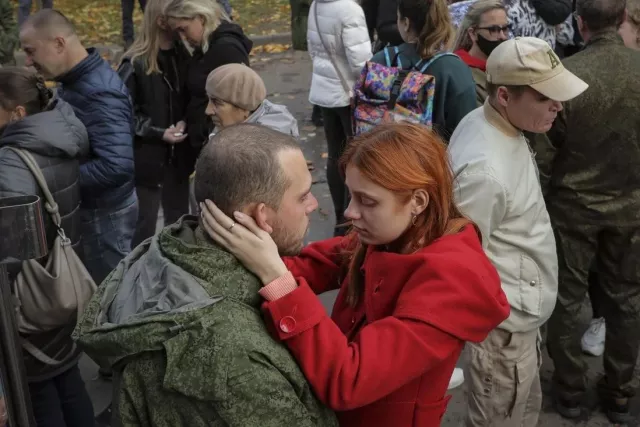 Өмнөд Солонгос цэргийн дайчилгаанаас зугтаж завиар ирсэн Оросын иргэдийг буцаахаар болжээ
