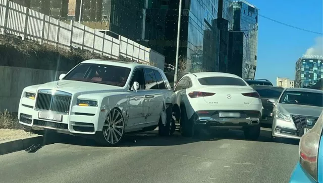 Зайсангийн уулзварын орчимд Mercedes-Benz, Rolls Royce маркийн автомашин мөргөлдсөн ослыг шалгаж байна