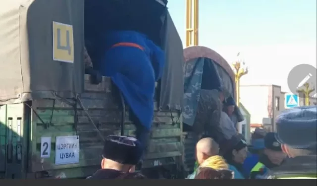 Завхан аймгаас Баян-Өлгий рүү цэрэг тээвэрлэж явсан автомашин замын хажуу руу орсны улмаас 2 цэрэг гэмтэж толгойндоо хөнгөн оёдол тавиулсан байна