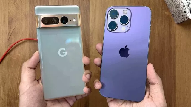 Google гар утасны твиттер хуудас Apple-ийг шүүмжлэхдээ iPhone хэрэглээд баригдав