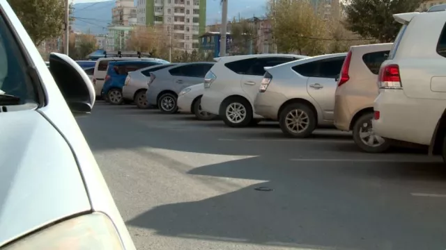 Орон сууцны иргэд эмнэлгийн зогсоолд машинаа тавьснаас болж үйлчлүүлэгчид зогсоолгүй хоцорч байгаа тул төлбөртэй болгоно