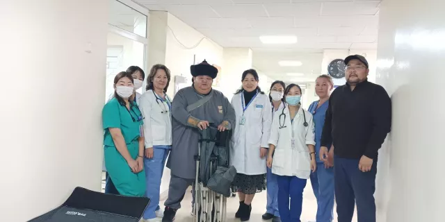 Дуучин Ноён Бондгор ЭХЭМҮТ-д эвхдэг ор бэлэглэлээ