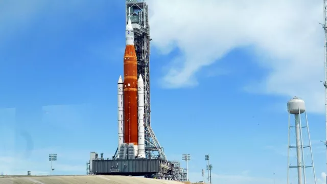 2030 онд NASA-гийн сансрын нисгэгчид саран дээр ажиллаж, амьдардаг болно гэв