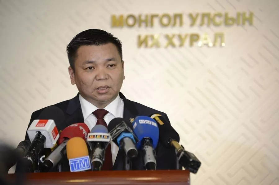 Сүйдэж буй нутгаараа пиар хийдэг Л.Энхболдыг өмнөговьчууд дахин сонгохгүй гэв