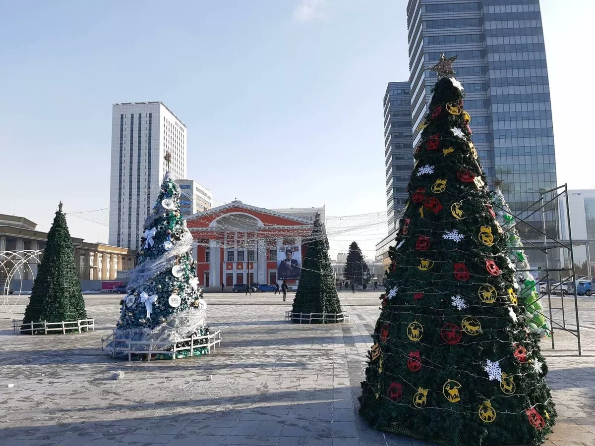 Төв талбайг тохижуулж байна