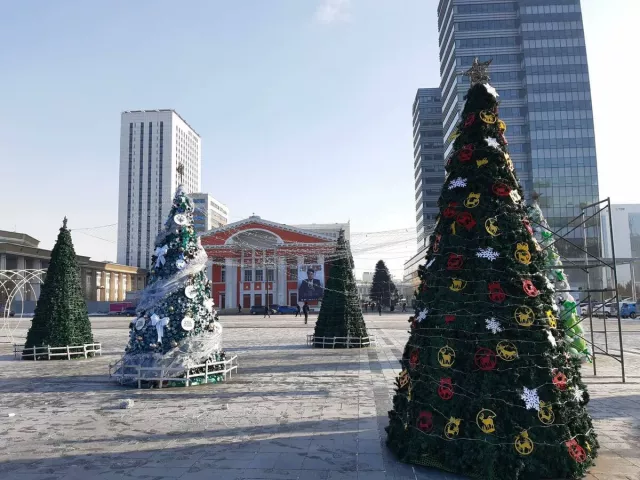 Төв талбайг тохижуулж байна