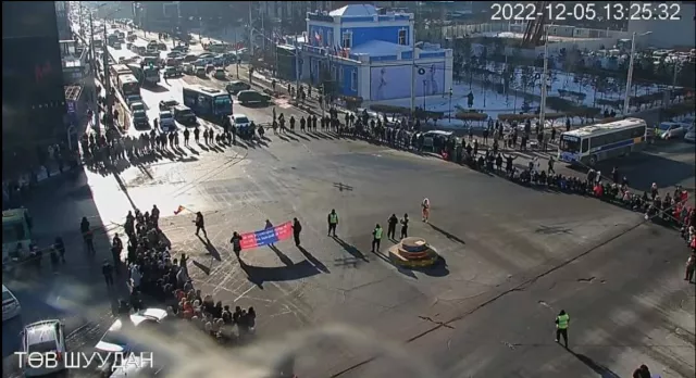 Нүүрсний хулгайтай тэмцэн жагсаж байгаа иргэд төв замыг хаалаа