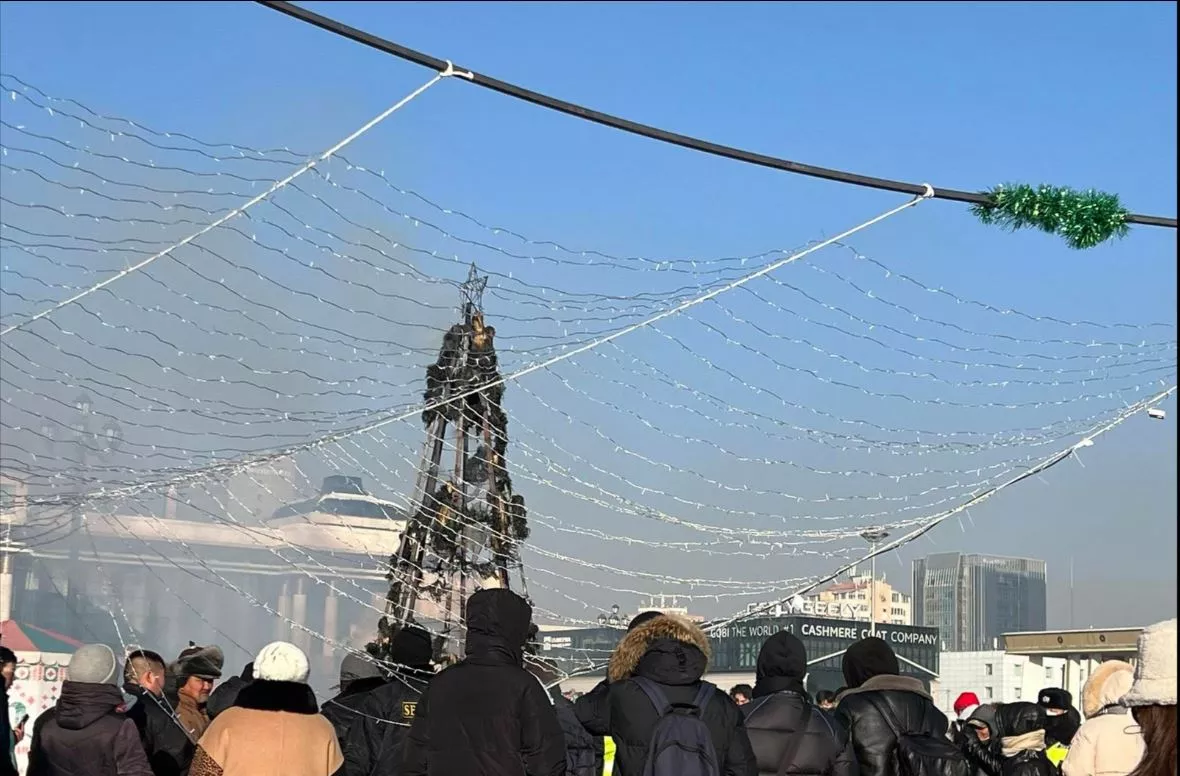 Төв талбайд бухимдлаа илэрхийлэн жагсаж байгаа иргэд гацууруудыг шатаав