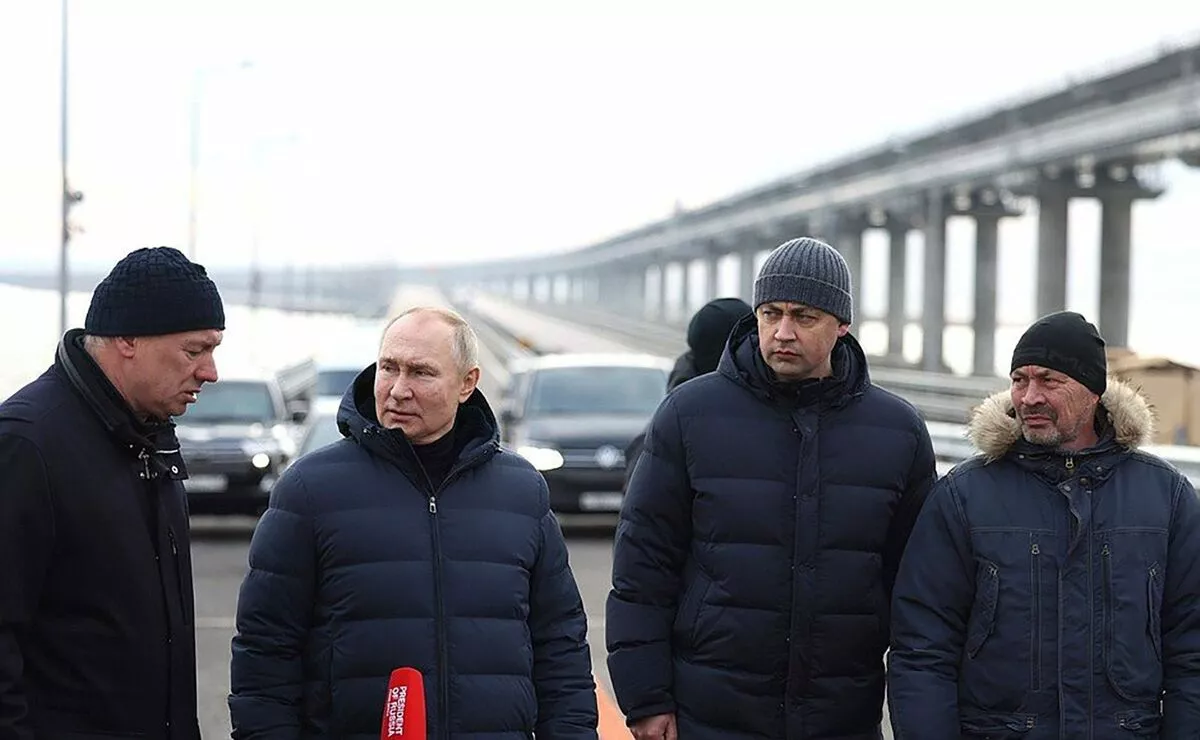 Путин өөрөө Мерседес жолоодон Крымийн гүүрний засварын явцтай танилцжээ