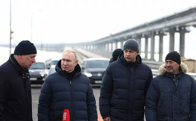 Путин өөрөө Мерседес жолоодон Крымийн гүүрний засварын явцтай танилцжээ