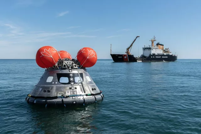 Сарны тойрог замаас буцаж ирсэн NASA-гийн хөлөг Номхон далайн усанд амжилттай буулаа