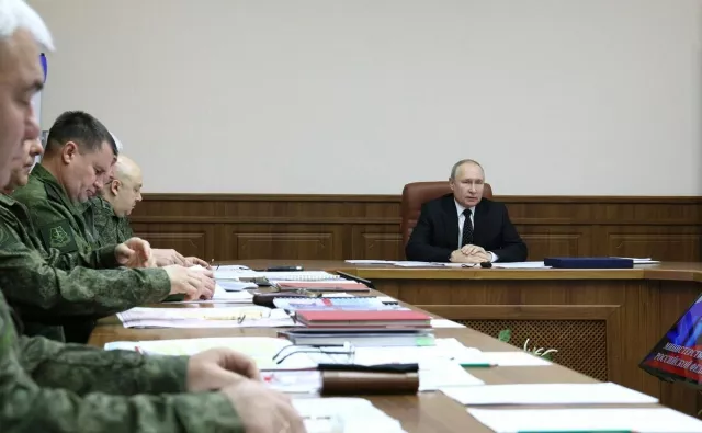 Украины дайныг удирдаж байгаа генералуудынхаа саналыг Путин сонсжээ