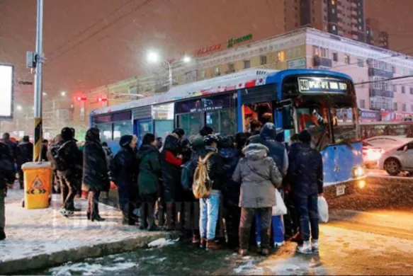 БНХАУ-аас авч буй 100 автобус Эрээний хил дээр иржээ