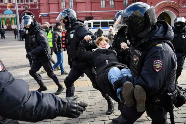 ОХУ ирэх 10 жилийн дотор хувьсгал, иргэний дайны улмаас задрах таамгийг судлаачдын олонх нь дэвшүүлжээ