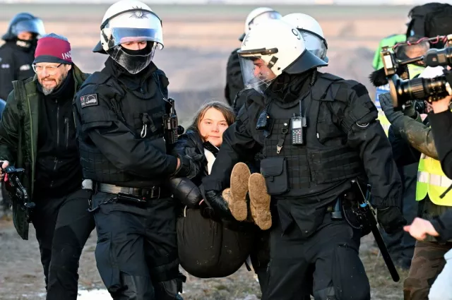 Грета Тунбэргийг цагдаа нар Германы нүүрсний уурхайн өргөтгөлийг эсэргүүцсэн цуглаанаас хүчээр авч явав