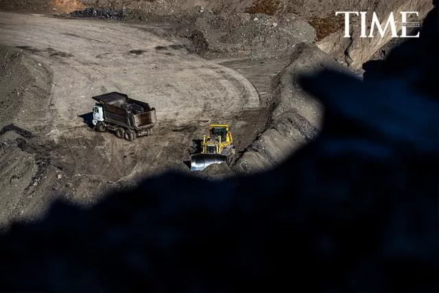 “Шарын гол“ ХК 4 тэрбумыг захирлынхаа БСБ-руу шилжүүлжээ