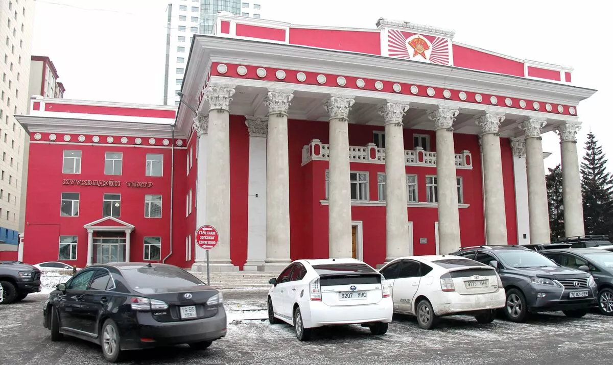 Мөнгөнд бус сэтгэлдээ хүлэгдсэн театрын арын албаныхан